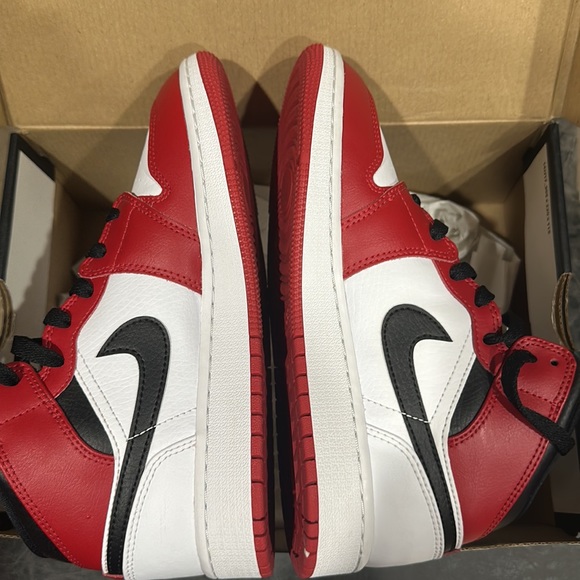 Air Jordan 1 Mid Chicago Red GS Size 5 - Picture 8 of 10
